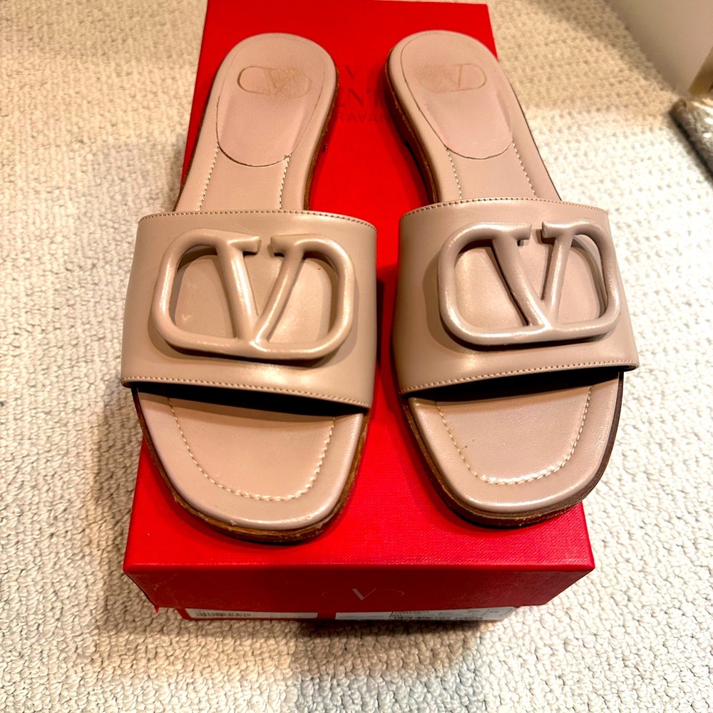 Size 38 (Us 8) authentic nude Valentino logo leather sandals